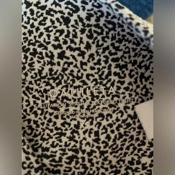 ATHLETA 🐆 Salutation Stash ll Textured Tights - Picture 6 of 6